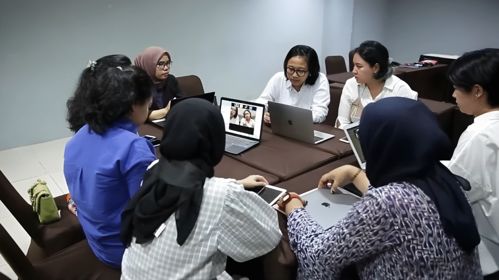 Justitia Avila Veda bersama tim Kolektif Advokat untuk Keadilan Gender (KAKG)